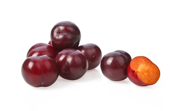 Rote Pflaumen Früchte Ganz Und Halb Isoliert Auf Weißem Hintergrund — Stockfoto