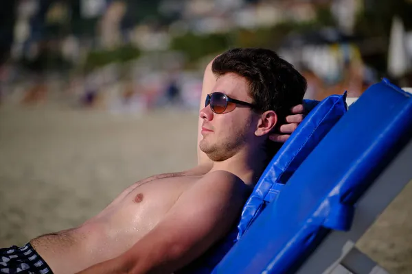 Jeune Homme Beau Ans Brune Aux Lunettes Soleil Herbe Allongée — Photo