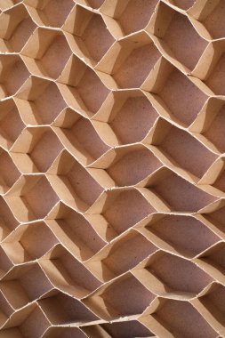 Kırılgan bir iç mekan. Fiberboard ve yongadan yapılmış ucuz bir kapı. Kırılgan kartondan yapılmış hücreler.