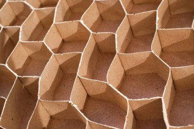 Kırılgan bir iç mekan. Fiberboard ve yongadan yapılmış ucuz bir kapı. Kırılgan kartondan yapılmış hücreler.