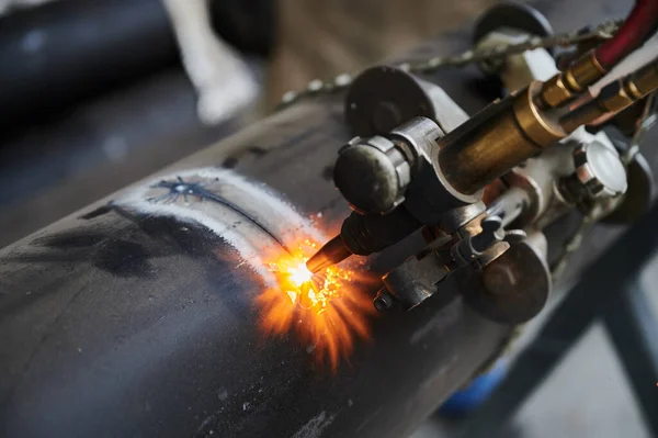 Gemechaniseerd, nauwkeurig snijden van grote diameter stalen buis met behulp van speciale apparatuur autogeen, cirkelvormige beweging van het snijdeel — Stockfoto