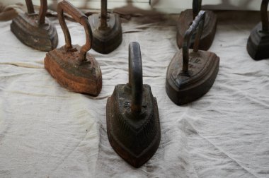 Kavramsal fotoğrafçılık - pencere eşiğinde duran bir tuvalin yüzeyine demirden yapılmış antika bir set grup ilişkisini sembolize ediyor