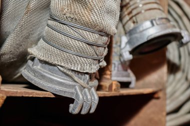 Gerçek hayatta itfaiyecilik eğitimi sırasında güçlü bir yangın hortumu.