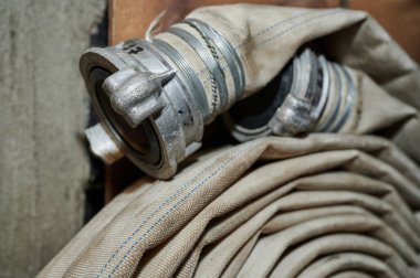 Gerçek hayatta itfaiyecilik eğitimi sırasında güçlü bir yangın hortumu.