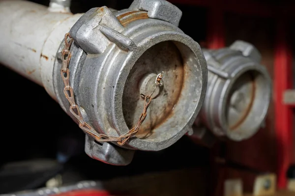 Mangueira de incêndio profissional forte na vida real durante o treinamento de bombeiros — Fotografia de Stock