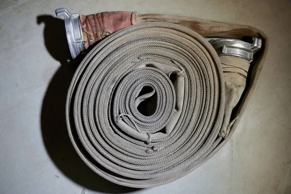 Silná profesionální požární hadice v reálném životě při tréninku hasičů — Stock fotografie