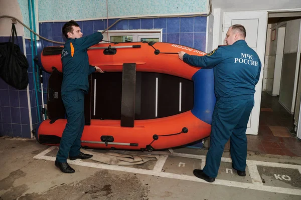Two firefighters prepare a special inflatable boat for an emergency trip to the site — Stock Photo, Image