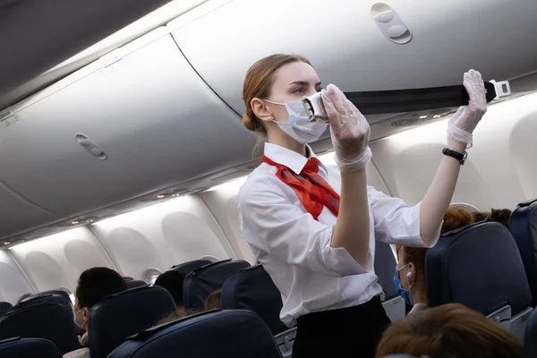 Nordwind Airlines 의 Stewardess 는 출발하기 전에 승객들에게 항공 승객들에게 지시를 내린다 — 스톡 사진