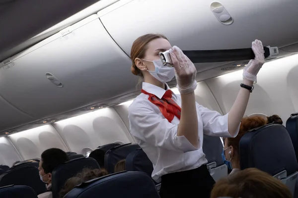 Stewardess van Nordwind Airlines instrueert vliegtuigpassagiers voor vertrek — Stockfoto