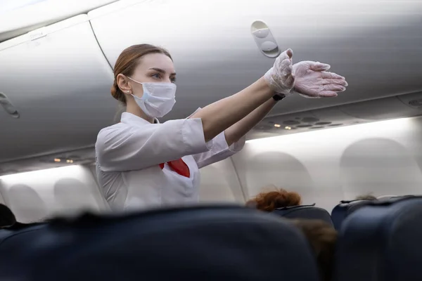 Стюардесса Nordwind Airlines инструктирует пассажиров самолета перед вылетом — стоковое фото