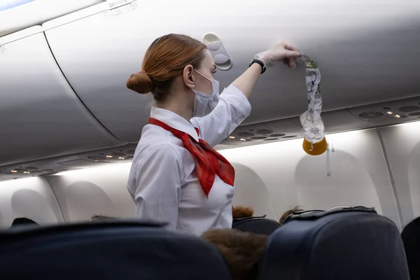 Nordwind Airlines 의 Stewardess 는 출발하기 전에 승객들에게 항공 승객들에게 지시를 내린다 — 스톡 사진