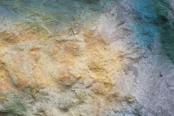 Textura em relevo de gesso áspero pintado com manchas de tinta branca, verde, amarela — Fotografia de Stock