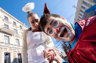 Palyaçoların geçit töreni ve sokak konseri 1 Nisan 'da