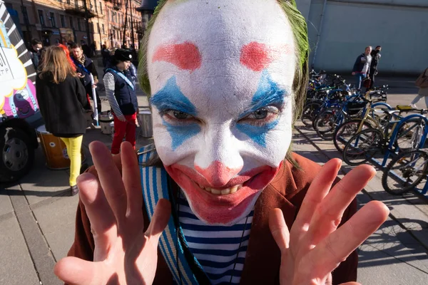 Processione festiva e concerto di strada dei clown il giorno di aprile Fools Day — Foto Stock