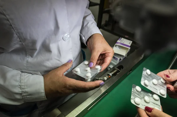 Фармацевтическая компания "Вертекс" производит дженериковые и проприетарные фармацевтические препараты и косметику. — стоковое фото