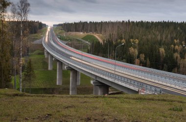 Güçlendirilmiş betondan yapılmış yol köprüsü
