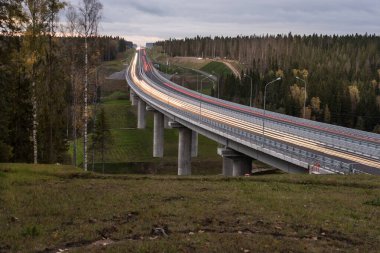 Güçlendirilmiş betondan yapılmış yol köprüsü