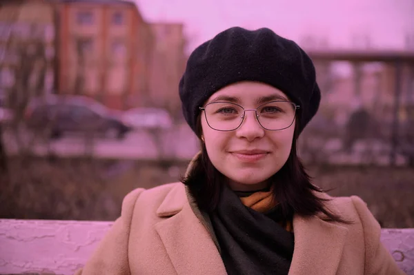 Retrato de una niña en una boina y gafas en el fondo de la ciudad — Foto de Stock