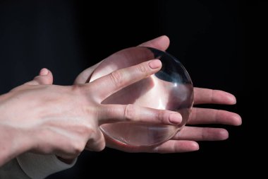 Kalitesini gösterirken kadın göğsünün silikon implantı..