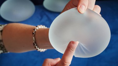 Silikon dişi göğüs implantı, insan eliyle yapılan estetik ameliyatların ana hedefidir. Tıbbi bir nesnenin niteliklerinin gösterimi