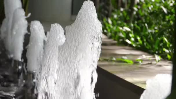 Getto d'acqua di una fontana, bolle d'aria. — Video Stock