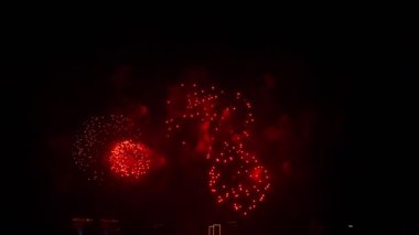 Şehirde havai fişekler, kutlamalar