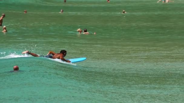 Surfeur non identifié et touristes dans les vagues — Video