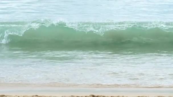 Красивая волна на пляже Най Харн — стоковое видео