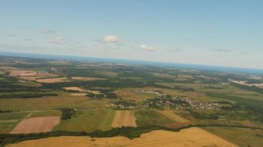 Tarlaların ve ormanların üzerinden uç