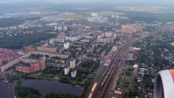 Uitzicht vanuit het vliegtuigvenster naar Moskou — Stockvideo