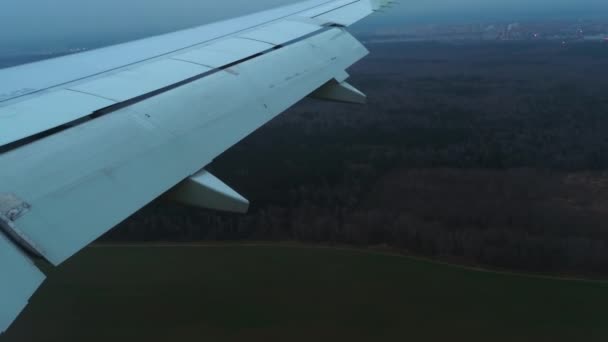 O avião desce para aterrar — Vídeo de Stock