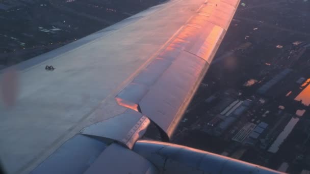 Посадка самолета с освещением заката — стоковое видео