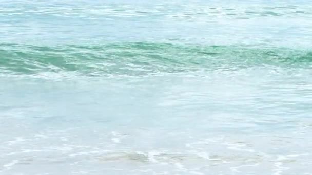 Gyönyörű hullám a Nai Harn strandon. — Stock videók