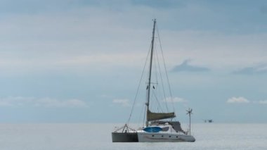 Tropik plaj yakınlarında lüks bir yat.