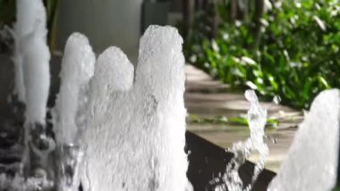 Çeşmenin su jeti, hava kabarcıkları..