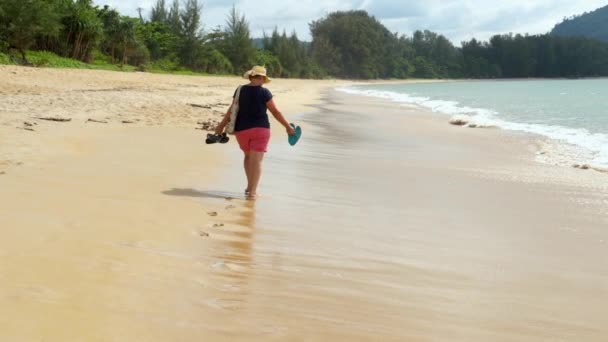 Mujer descalza caminando en una playa — Vídeos de Stock