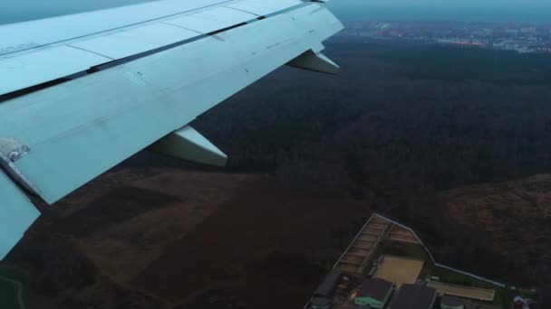 L'aereo scende sopra la città — Video Stock