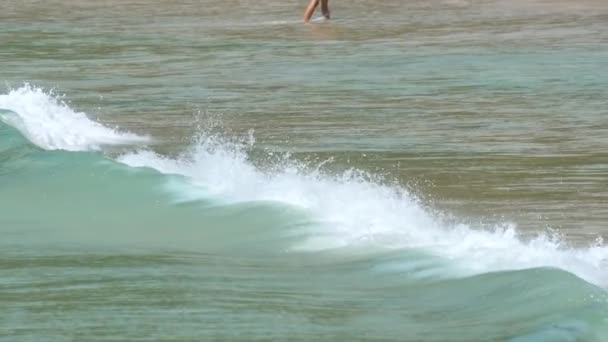 Piękna fala na plaży Nai Harn — Wideo stockowe