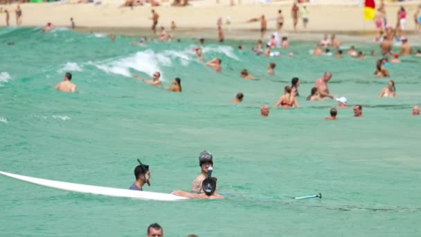 Surferzy cieszyć się na fali na plaży Nai Harn, Phuket Tajlandii — Wideo stockowe