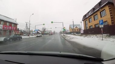 Islak karda araba sür.