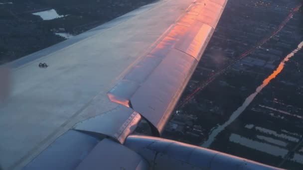 Vliegtuigvleugel en zonsondergang — Stockvideo