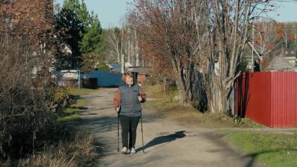 Ηλικιωμένη γυναίκα, σκανδιναβικό περπάτημα — Αρχείο Βίντεο
