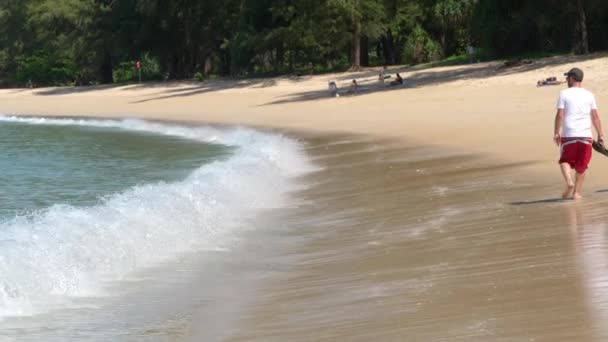 Vacker våg på stranden Mai Khao — Stockvideo
