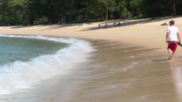 Bela onda na praia de Mai Khao — Vídeo de Stock