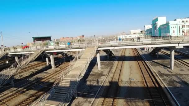 Puente ferroviario, vista superior en el camino — Vídeo de stock