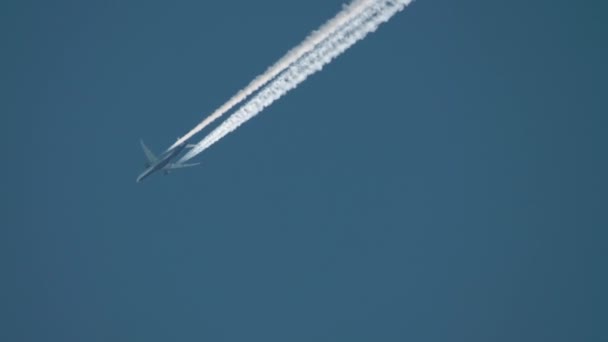 Samolot odrzutowy lecący wysoko na niebie — Wideo stockowe