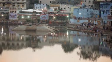 Pushkar Gölü 'nde dini tören