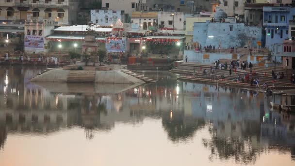 Ceremonia religijna nad jeziorem Pushkar — Wideo stockowe