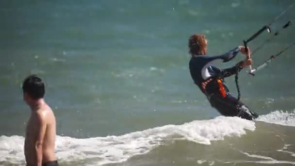 A fiatalember kitesurfing óceán — Stock videók