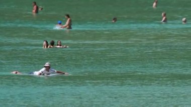 İnsanlar Phuket adasında dinleniyor.